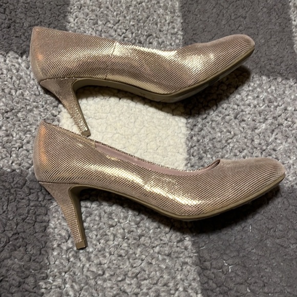 comfort plus by Predictions Shoes - 3” Gold Heels Size 9